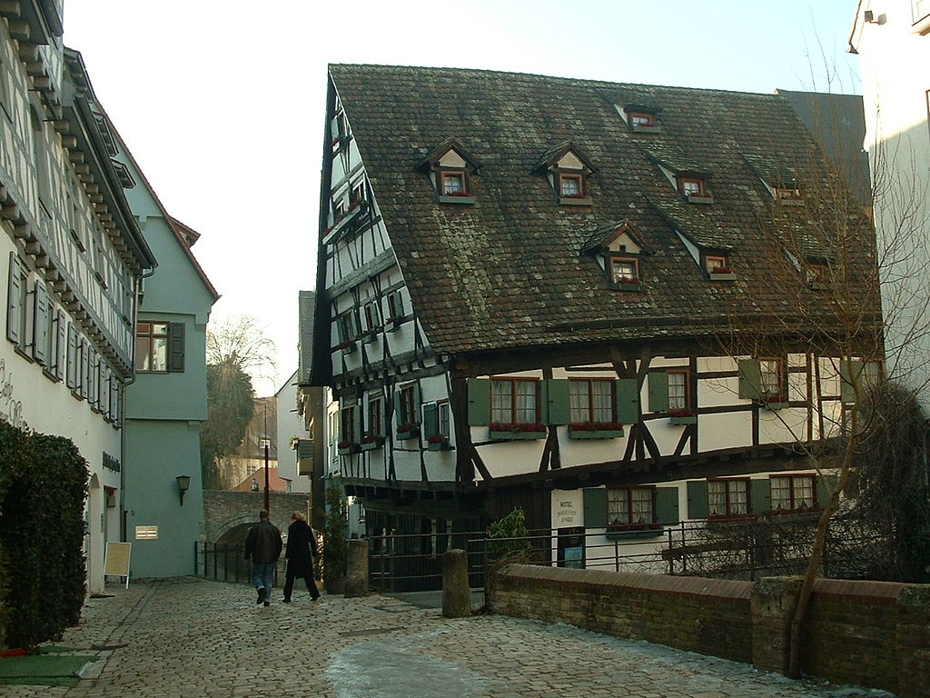 1024px-Ulm-schiefeshaus