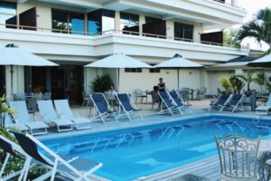 Sejšeli putovanja, Crown Beach Resort, ležaljke na bazenu