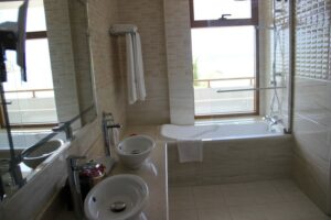 Sejšeli putovanja, Crown Beach Resort, kupatilo