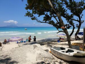 Sejšeli putovanja, plaža u naseljenom delu