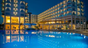 Letovanje, Kipar, Ayia Napa, Hotel Nissiblu Beach Resort, bazen nocu