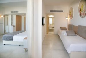 Letovanje, Kipar, Ayia Napa, Hotel Nissiblu Beach Resort, porodicna soba