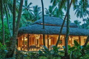 Kuramathi-Maldivi-Jumbo Travel-restaurant at night