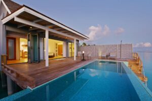 Kuramathi-Maldivi-Jumbo Travel-water villa-with pool