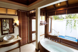 Kurumba -Maldivi-Jumbo Travel-beach villa bathroom